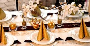 Tischdeko Goldhochzeit Gold Mit Dunkelrot Kombiniert Tischdekoration Tischdeko Dekoration