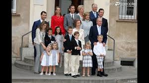 Retour sur les moments forts de l'histoire de cette famille. La Famille Royale D Espagne A La Communion De Juan Et Pablo Enfants De Cristina D Espagne 23 05 09 Purepeople