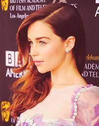Red Carpet Hairstyle Side Swept Emilia Clarke Celebrity Hairstyle Emilia Clarke Hair Hair Beauty Beauty