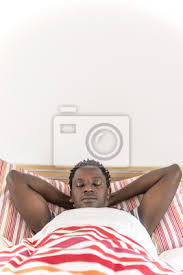 Es besteht leer einer holzkonstruktion in die matratze. Peaceful African American Mann Im Bett Schlafen Fototapete Fototapeten Appartment Fotogen Schlummer Myloview De