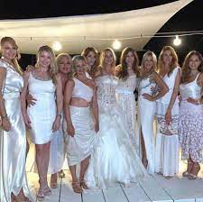 She debuted in 1993 as a showgirl for the mediaset quiz sì o no?, then she found her success by conducting the morning show of rai 2 i fatti vostri from 1997 to 2003. Vip Amiche Di Stefania Orlando Ultime Notizie Flash