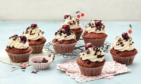 Schwarzwalder Kirsch Cupcakes Rezept In 2020 Schwarzwalder Kirsch Lebensmittel Essen Sussigkeiten