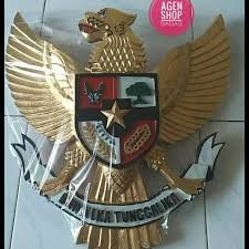 Daerah yang termasuk dalam tipe peralihan yakni pulau timor, nusa tenggara, kepulauan maluku dan sulawesi. Lambang Negara Nkri Garuda Pancasila Ukir Asli Asli Shopee Indonesia