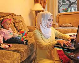 Menjadi ibu rumah tangga sekaligus bekerja dapat berujung pada meningkatnya rasa bersalah dab stres karena harus membagi fokus antara keluarga dan pekerjaan. Pekerjaan Rumahan Yang Cocok Untuk Ibu Rumah Tangga Atenda Id