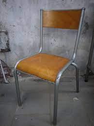 industriele vintage stoel met metalen frame en houten zitting en rugleuning een stoel met een stoere uitstraling do stoel industrieel vintage stoelen stoelen