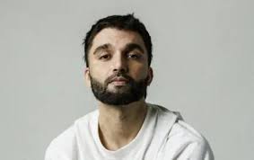 Blue Mar explora o litoral brasileiro no clipe da nova “Fallen Leaves”