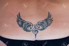 Le Tatouage En Forme D Ailes Sur Le Dos Tatouage Simple Pour Femme Decoration Du Corps Banque D Images Et Photos Libres De Droits Image 64066905