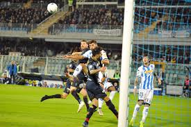 The average ticket from pescara to lecce will cost around € 50 if you buy it on the day, but the cheapest tickets can be found for only € 50. Serie B Pescara Lecce 2 0 Zonacalciofaidate