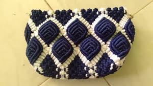 Seorang pengrajin harapannya mengkreasikan tas tali kurnya demi keliatan berbeda dg produk karya pengrajin. Oemahku Tali Kur Ar Twitter Alhamdulillah Dikasih Kado Tas Motif Daun Sang Penganten Senang Tas Talikur Dompet Macrame Handmade Lpdbkumkm Kemenkopukm Https T Co Ihf4hwn5dx