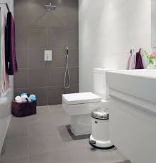 Ada gambar kamar mandi minimalis dengan nuansa alam dengan tambahan beberapa tumbuhan di dalamnya. 10 Model Kamar Mandi Efisien Untuk Luasan Sempit