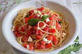 We are a fierce company that defends the work of our farmers and food artisans. Spaghetti Con Pomodori E Mozzarella A Crudo La Freschezza Nel Piatto Primo Chef