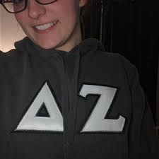 Sudadera con capucha con letras griegas del capítulo de la hermandad básica 