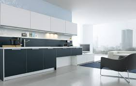 Toda la cocina blanca, con la encimera también en tonos grises y la encimera de la isla en madera, pero es la decoración con plantas y otros detalles si te gustan las cocinas modernas, de líneas rectas y amplias, este es un buen diseño en el que inspirarte. Cocinas Blancas Y Grises Los 50 Disenos Mas Actuales