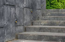 Madera ahora a los lados de escaleras de cemento. Escalones De Hormigon O Escaleras De Cemento Y Muro De Piedra Con Plantas De Fondo De Arbol Fotos Retratos Imagenes Y Fotografia De Archivo Libres De Derecho Image 69654244