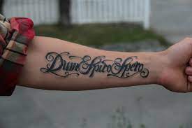 Sleek and awesome, inner arm tattoos allow for badass designs yet are easy to cover up and hide… Tut Tattoo Stechen Am Unterarm Weh Madchen Medizin Schmerzen