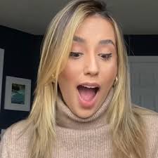 Charlene Sinclair 🦟 (@lachuperamigaa)