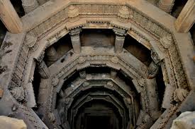 File:Into the dark, Dada Harir Stepwell, Ahmedabad, Gujarat.jpg - Wikimedia  Commons