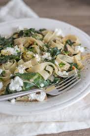 Tagliatelle Mit Mangold Ziegenkase Und Pinienkernen Schon Bei Dir By Depot Rezepte Veggie Rezepte Ziegenkase