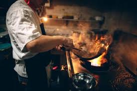Cocinando wok en un restaurante de barcelona. Wok Descubre Los Errores Que Mas Cometes Al Cocinar Con Este Utensilio