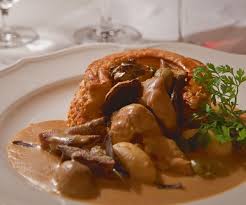 Voici La Recette Des Bouchees A La Reine Aux Ris De Veau Et Quenelles Ce Plat De La Region Lorraine Est Tres Ris De Veau Plats Faciles Ailes De Poulet Farcies