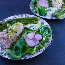 Salade De Merlu Asperges Vertes Sauce Aux Capres La Cerise Sur Le Maillot Recette Asperge Verte Salade Sauce Aux Capres