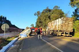 Acidente na BR-290 deixa um morto; bloqueio da pista causa congestionamento