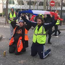 Des gilets jaunes étaient au courant du parcours du cortège d'une visite ministérielle en fin d'année dernière à limay. A Genoux Un Nouveau Symbole De Contestation L Express