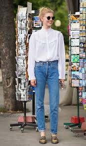 No One Is Wearing Mom Jeans Like This Anymore Mom Jeans Types Of Jeans Fashion