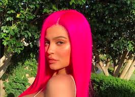 Kylie Jenner Just Changed Her Hair To An Entirely Different Color At Coachella Kylie Jenner Pink Hair Kylie Jenner Hair Hair Color Pink