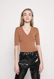 Jolene is a real woman. Nikkie Joliene V Neck T Shirt Basic Brown Braun Zalando De