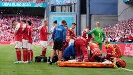Christian eriksen es evacuado del campo en camilla durante el partido entre dinamarca y finlandia. 06g4jk1mpouz5m