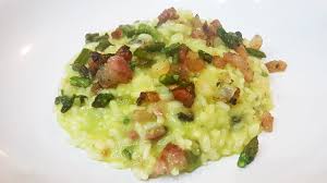 Decorare il risotto agli asparagi curcuma e pancetta con le punte di asparagi tenute da parte. Risotto Asparagi E Guanciale Foodvlogger Youtube