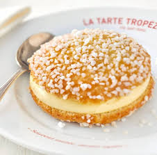 Wat Hebben Tarte Tropezienne En Brigitte Bardot Met Elkaar Te Maken Een Boel Deze Zoete Ronde Taart Met Parelsui Ronde Taarten Voedsel Ideeen Dessert Ideeen