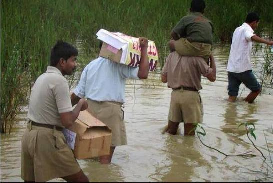 RSS helping people in Flood Hit Area's.. @SanghParivarOrg @RSSorg