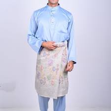 Dari tengkolok bulu burung dan baju kulit kayu lelaki hanya bercelana panjang dan perempuan biasanya hanya berkemban sehingga ke paras dada. 5 Ragam Pakaian Melayu Dan 8 Rekomendasi Yang Apik Untuk Dikenakan Di Acara Spesial
