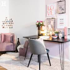 Ein Gut Eingerichteter Schreibtisch Darf In Keinem Jugendzimmer Fehlen Wie Ihr Eine Funktionale Und Stylische Lernecke Gestaltet Zei In 2020 Home Decor Decor Home