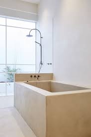 Sol De Salle De Bains Et Baignoire En Beton Cire Couleur Lin Marius Aurenti Salle De Bains Beton Cire Baignoire Beton Baignoire