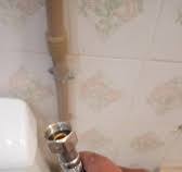 Instalar o cano do sifão atrás da privada do banheiro. : r ...