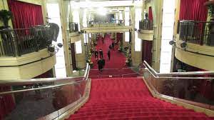 While hollywood's biggest night looks a lot different this year, there's no shortage of major fashion moments on the red carpet. Oscars 2014 Red Carpet And A Grand Staircase Youtube