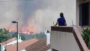 Um total de 674 operacionais, apoiados por 234 veículos e, agora que o sol já nasceu, por meios aéreos, continuam a lutar contra o incêndio que ontem, dia 18, começou em sabóia (odemira) e passou para o vizinho concelho de monchique.o trabalho dos bombeiros, durante a madrugada, foi o de impedir que as chamas alastrem também ao município de silves. Incendio De Monchique Chamas A Porta Da Vila E Pessoas Retiradas Das Casas Fora De Campo Jornal Record