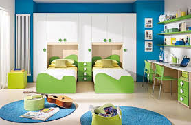 Büyük bir odaya sahip ise mavi ve kırmızı tonları doğru tercih olacaktır. Ikiz Erkek Cocuk Odasi Dekorlari Cocuk Odalarinda Sevimli Dekorasyon Fikirleri Kids Bedroom Furniture Design Kids Room Furniture Kids Room Interior Design