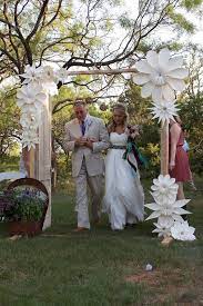 Stunning 40 Ways To Use Paper Flowers At Your Wedding Giant Paper Flowers Paper Flower Backdrop Paper Flowers