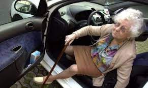 20% des personnes utilisant leur gsm au volant, le font pour consulter ou pour rédiger et envoyer un sms. Au Volant Les Seniors Sont Pointes Du Doigt L Express