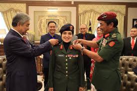 Panglima medan tentera darat atau commander land forces ialah seorang pegawai kanan tentera darat british yang mempunyai tanggungjawab mewujudkan dan mempersiapkan angkatan darat bagi operasi semasa dan luar jangkaan. Fadzlette Wanita Pertama Tentera Darat Dinaikkan Pangkat Mejar Jeneral Air Times News Network