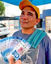 Encontré al lavacoches más honesto y le dí recompensa millonaria para  salvar a su familia 😭 Lloramos #ayudandoapersonas