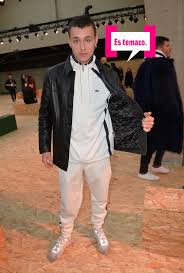 De hecho, el vídeo que acaba de publicar el actor en instagram de su colaboración con esta firma y vogue hommes y en el que aparece bailando en calzoncillos levantará cualquier día. Aron Piper Se Convierte En Modelo De Elite