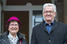 Der erlös geht an den freundeskreis palliativ kinder und an pallium. Winfried Kretschmann Und Seine Frau Gerlinde Kretschmann Haben Am Freitag Die Sternsinger Empfangen Stuttgarter Zeitung
