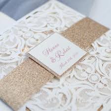 En incluant une carte kraft et en mélangeant différentes polices. Faire Part Mariagechic Avec Une Pochette Dentelle Decoupe Laser Couelur Ivoire Et Glitter Faire Part Mariage Mariage Rose Invitations De Mariage Faites Maison