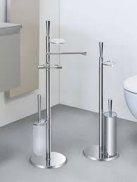 Piantana Isole By Colombo Design In Foto E Presentata La Piantana Dotata Di Porta Rotolo E Porta Scopino A Destra Il Pr Arredamento Bagno Bagno Arredamento