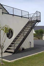 Photo Montrant L Escalier Exterieur Qui Amene Au Premier Niveau Et La Terrasse De La Mai Escaleras Exteriores Diseno De Escalera Escaleras Metalicas Exteriores